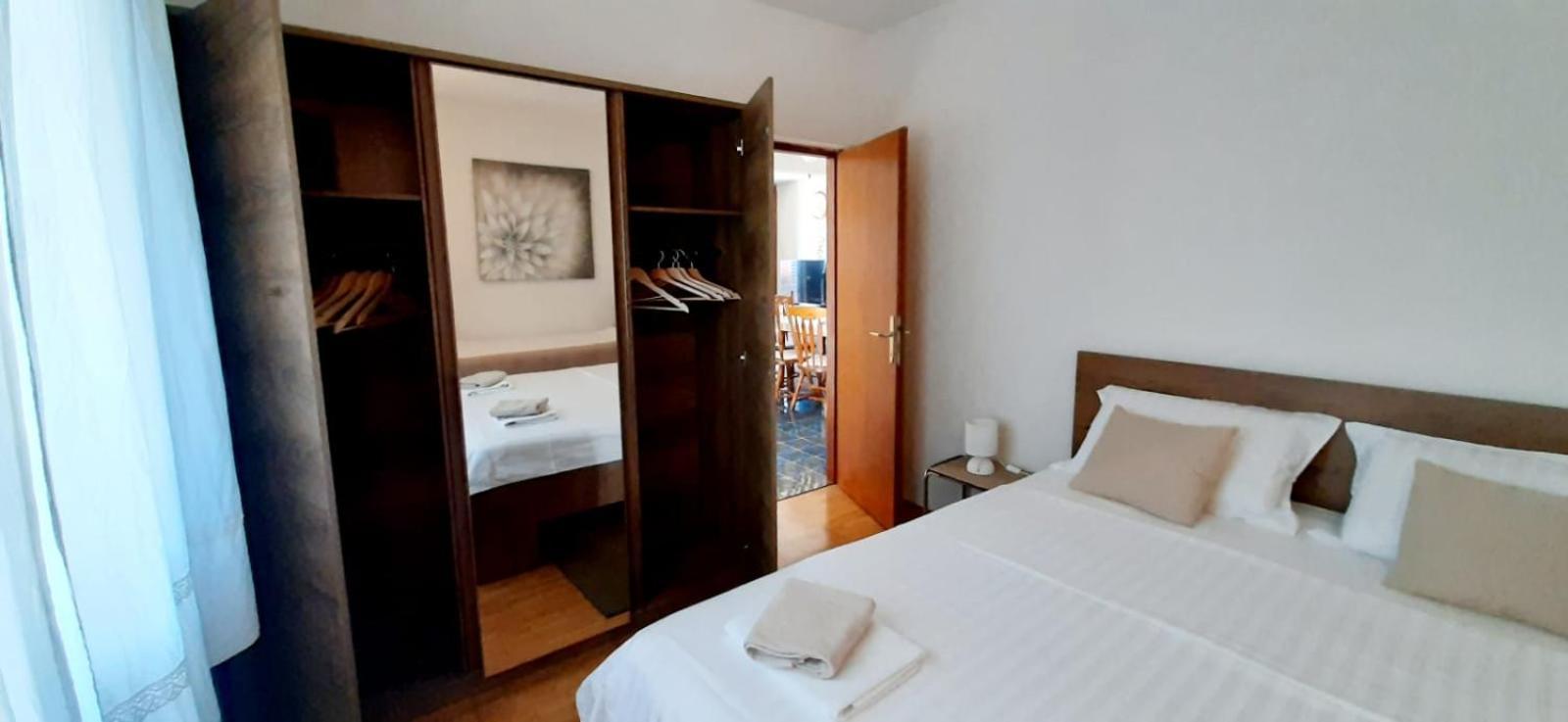 Apartman Ena By The Sea بريسبا الغرفة الصورة