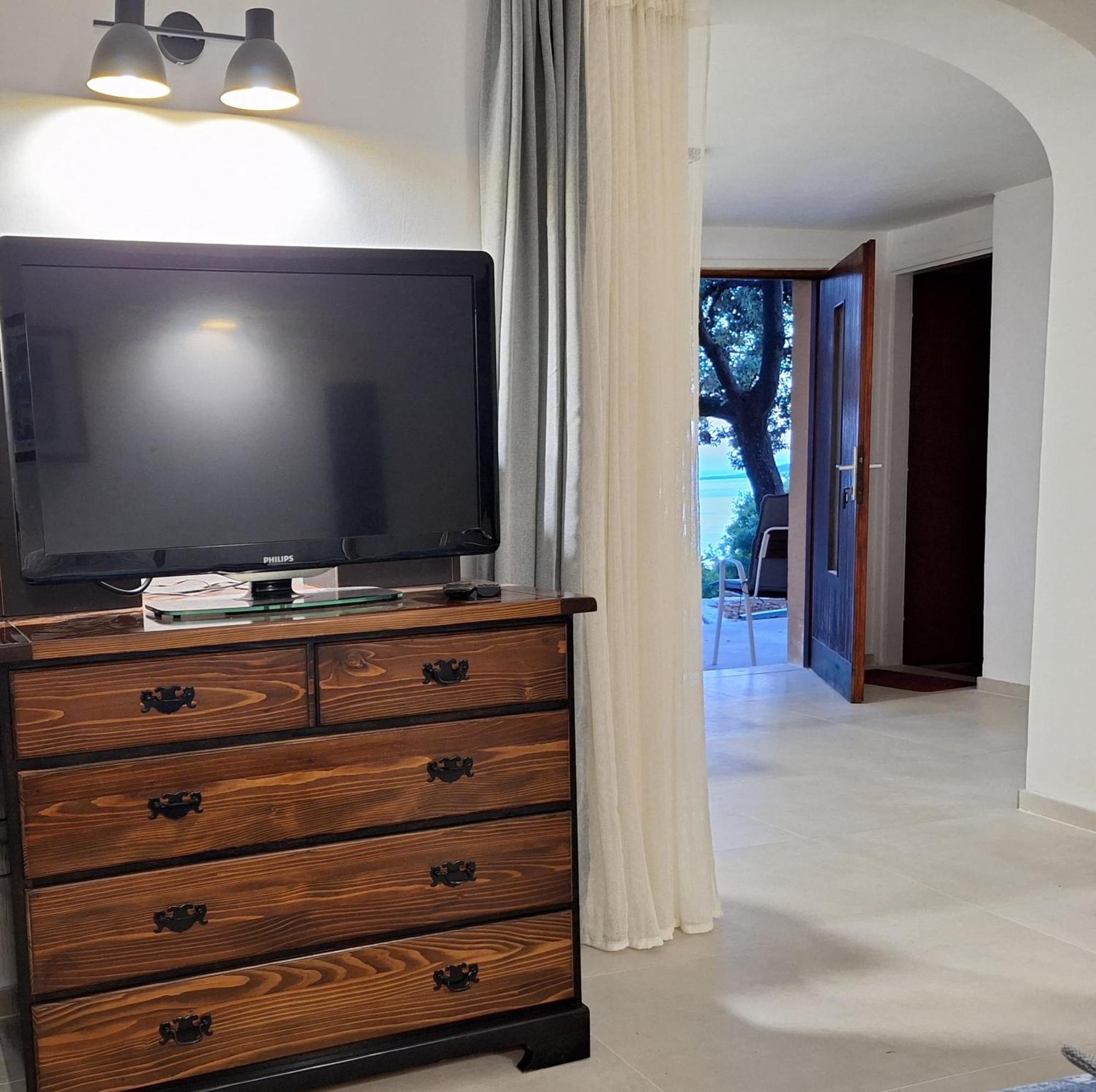 Apartman Ena By The Sea بريسبا الغرفة الصورة