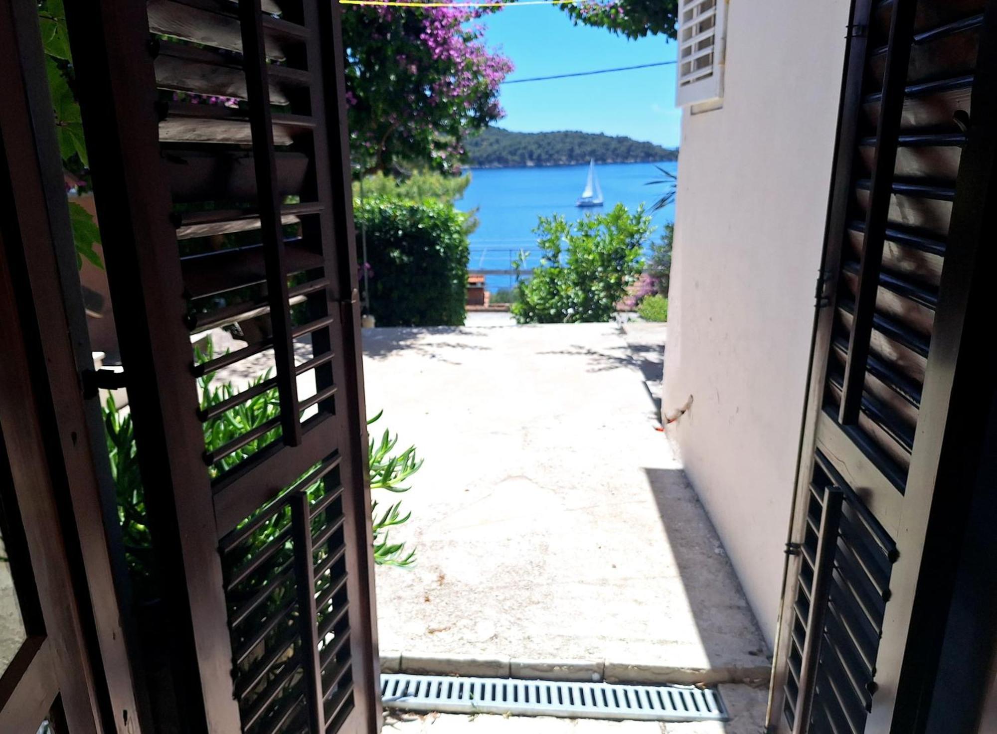 Apartman Ena By The Sea بريسبا الغرفة الصورة